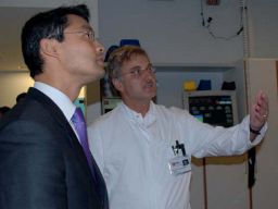 Dr. Philipp Rösler besucht die Strahlentherapie in Flensburg